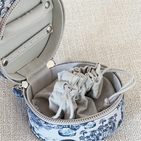 Dior Beauty Around the World Cosmetic Bag/Jewelry Box - Picture 3 of 5